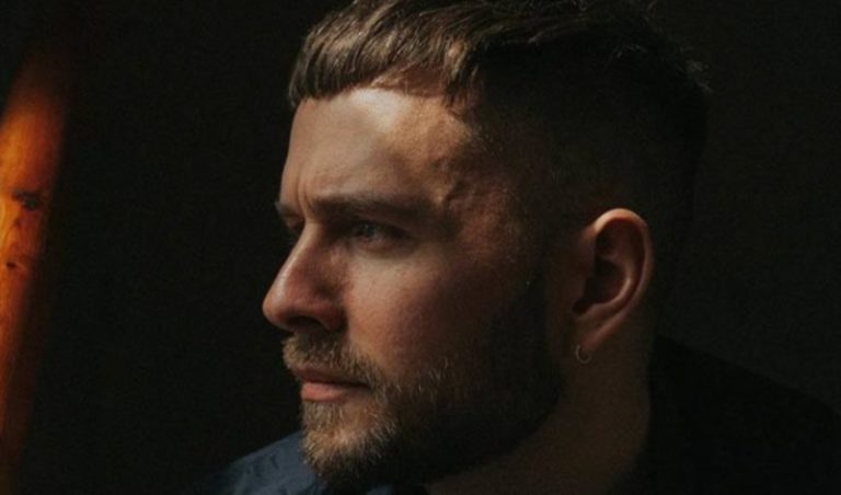 homme a barbe dans lobscurite