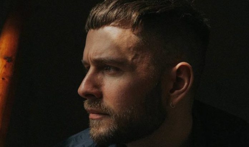 homme a barbe dans lobscurite