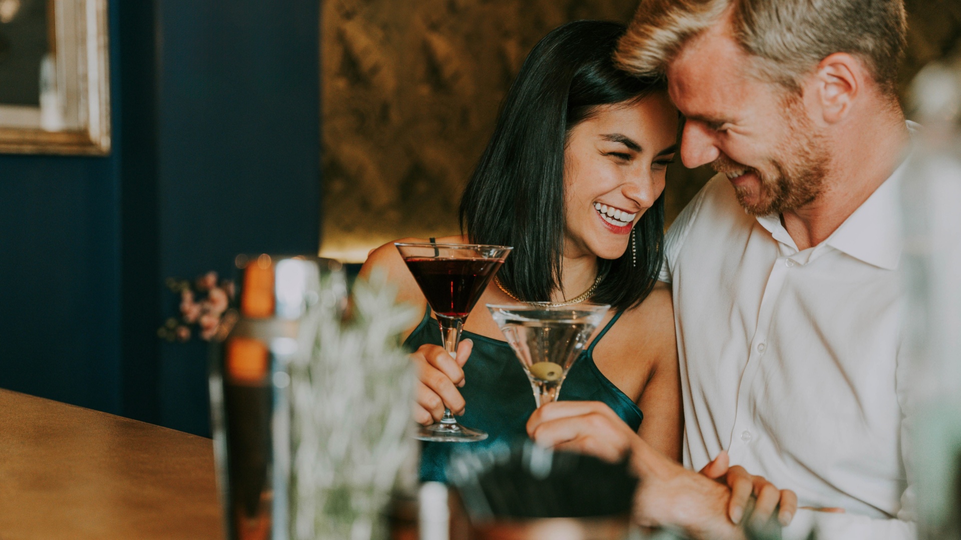 couple en rendez-vous au bar
