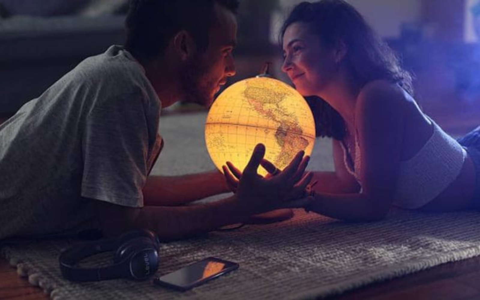 un couple amoureux couche