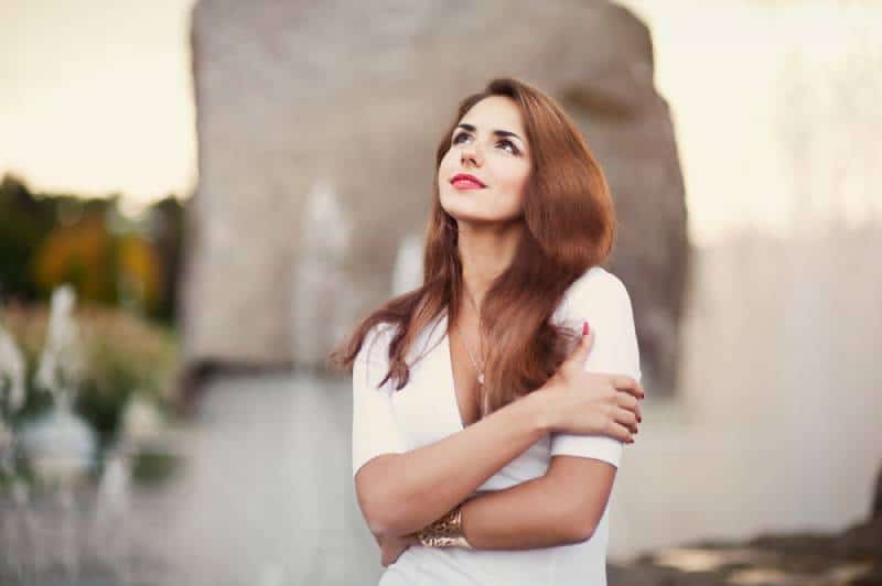 belle femme étreint près de la fontaine