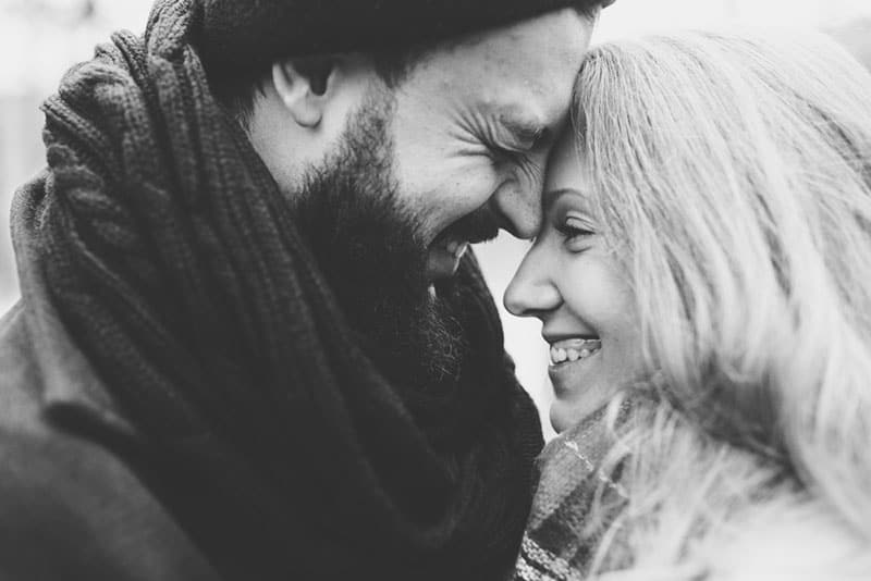 photo en noir et blanc d'un joli couple étreignant
