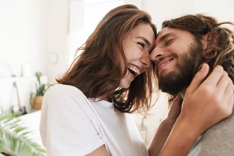 jeune couple, rire, dans, salle de séjour