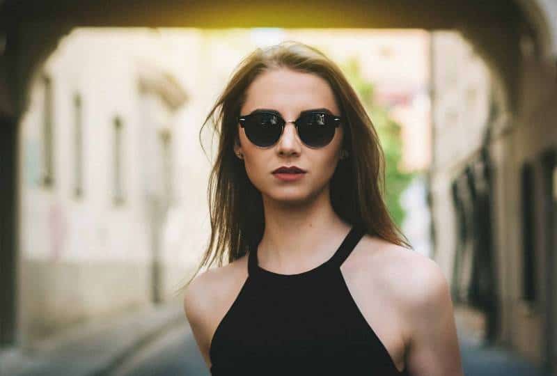 une femme sérieuse à lunettes
