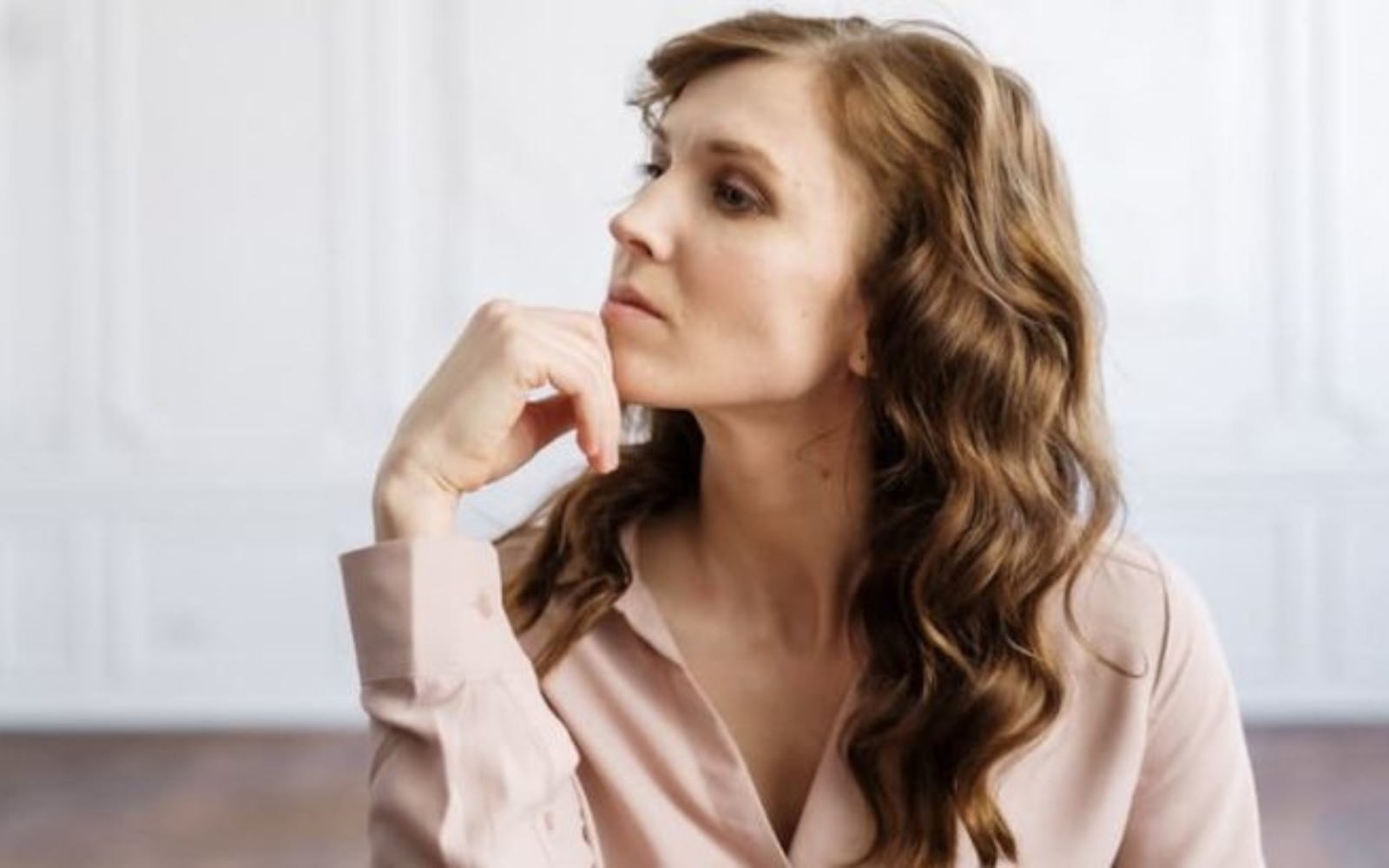 femme inquiete pensant