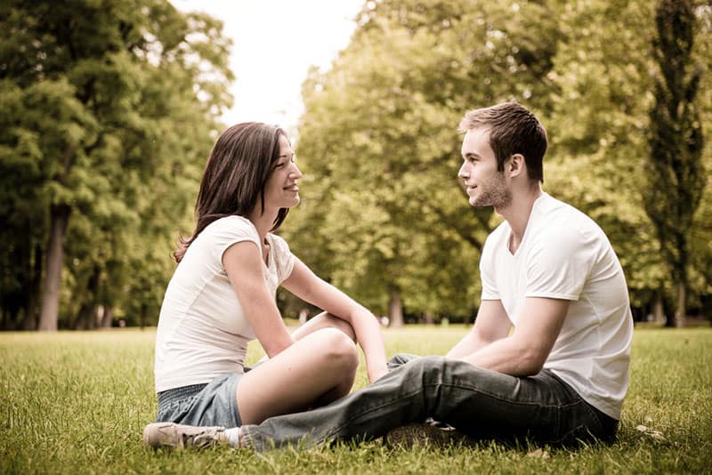 jeune couple, conversation, dans parc