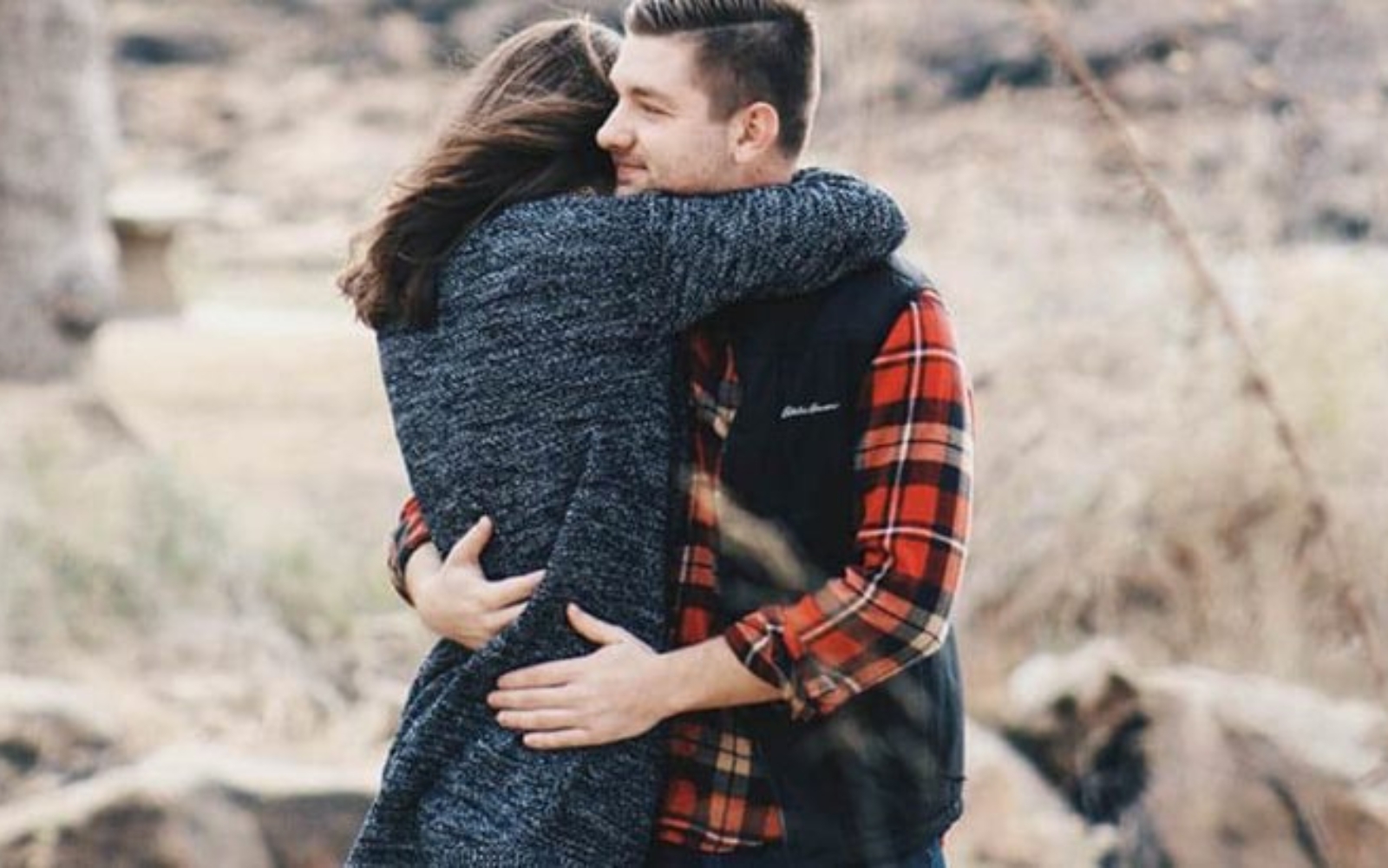embrassant couple