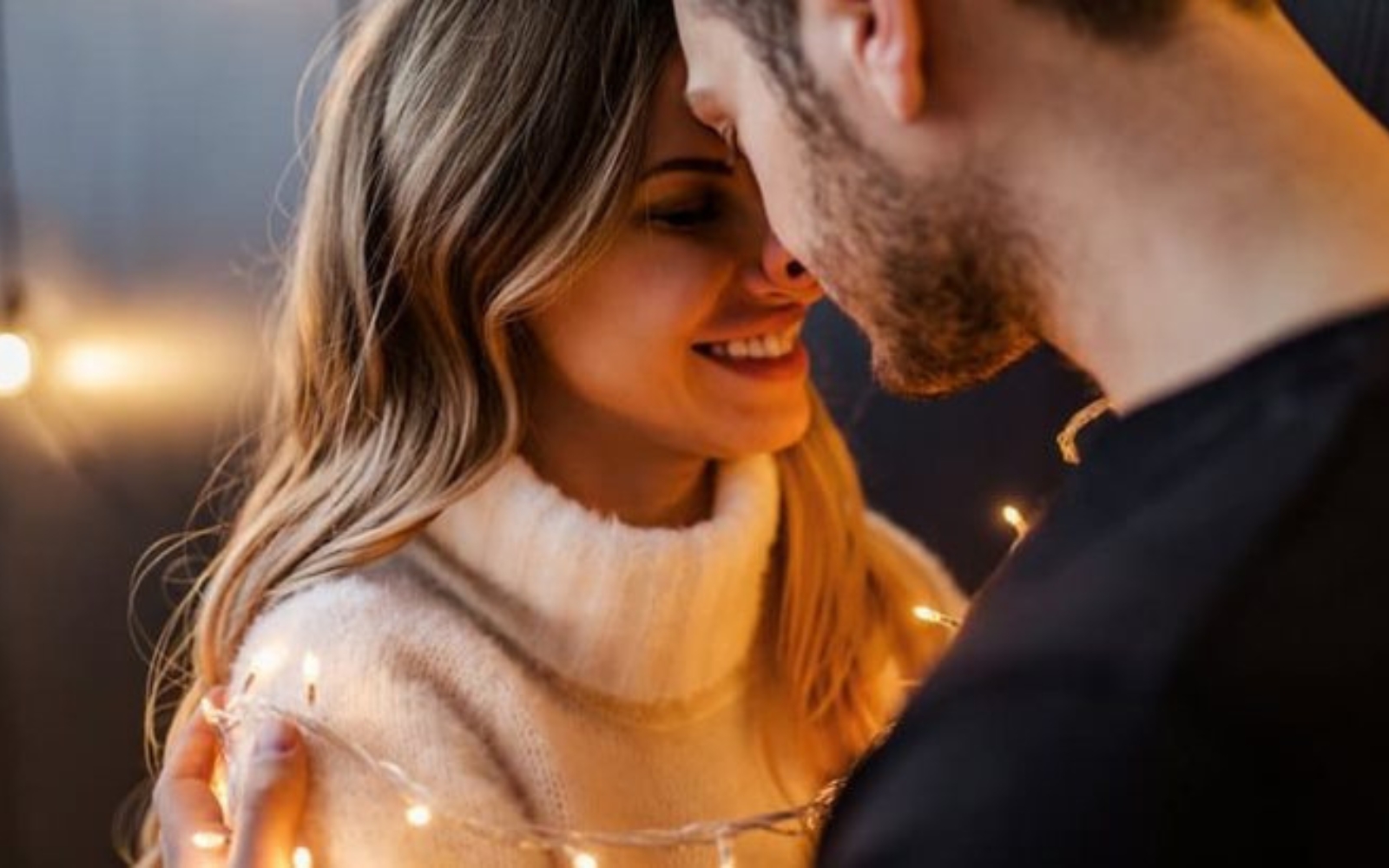 une femme et un homme embrassant