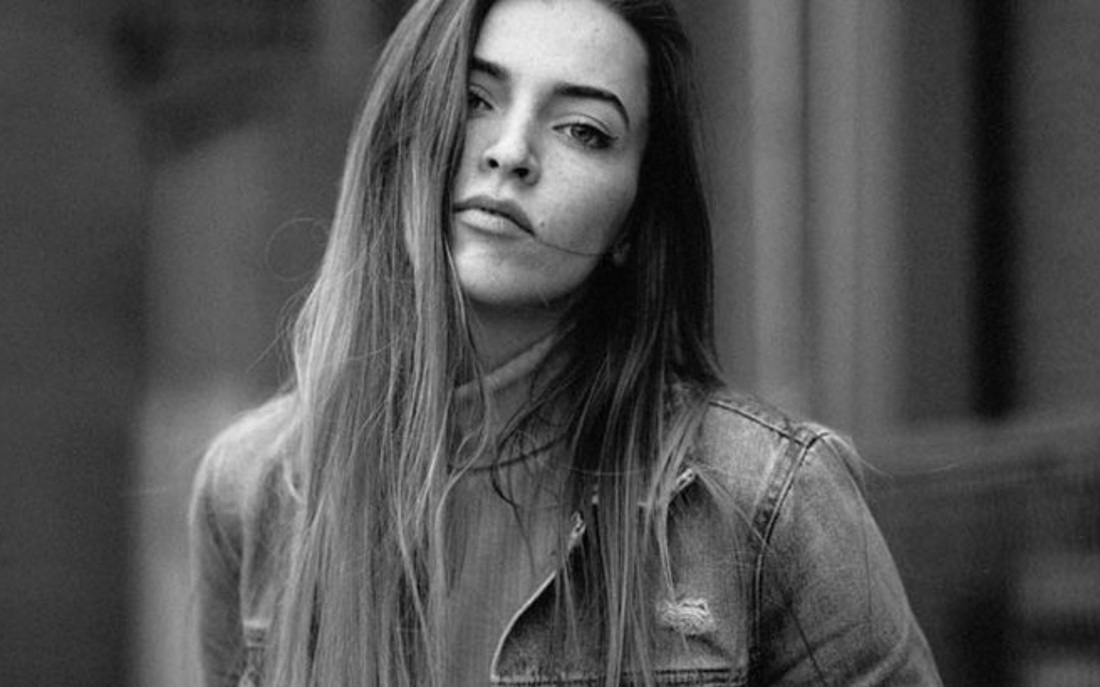 une seule femme posant