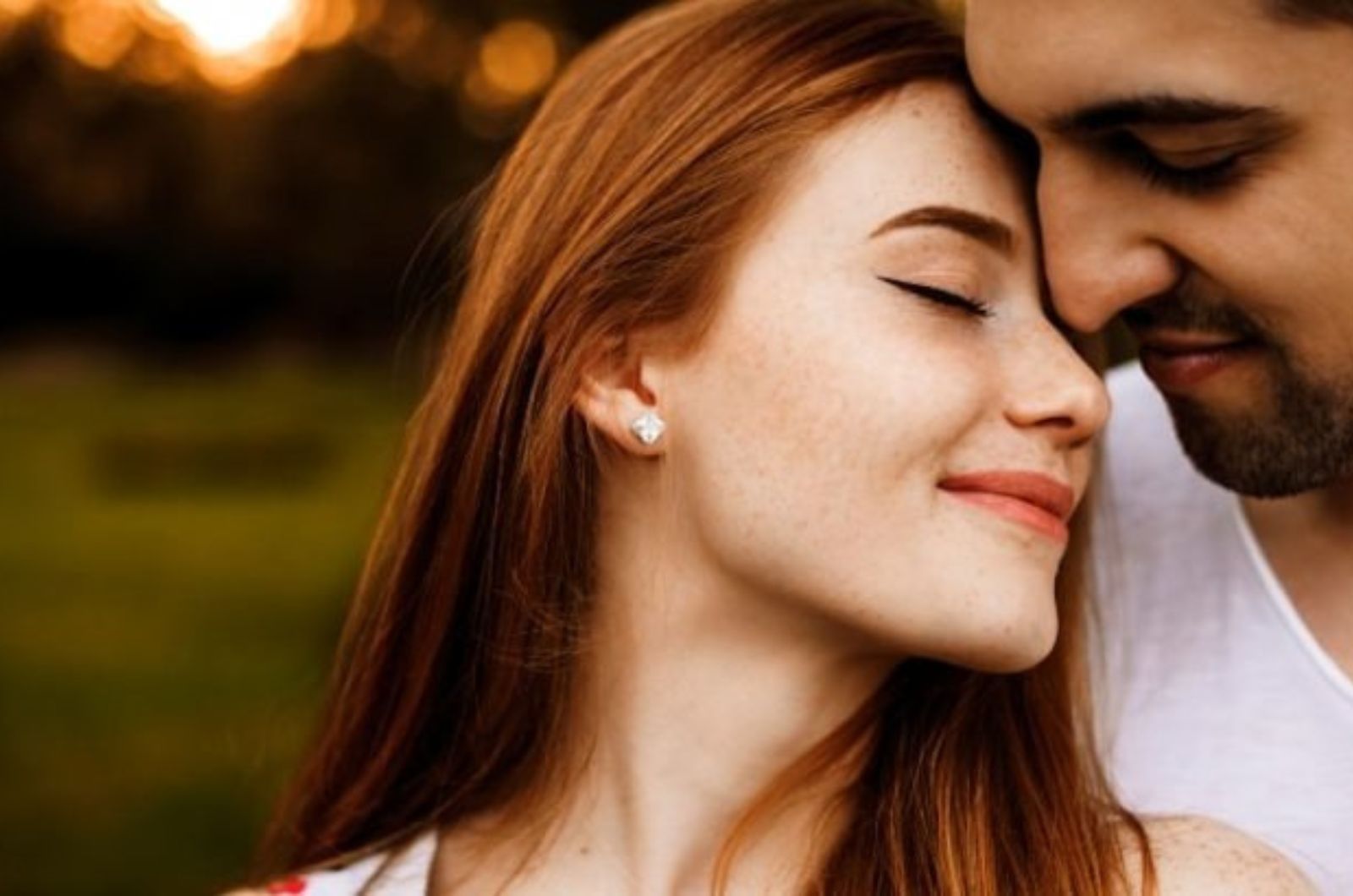 couple amoureux dehors