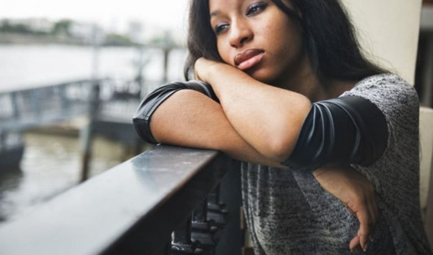 femme triste pensant sur le balcon