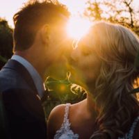 le couple s'embrassant au coucher du soleil