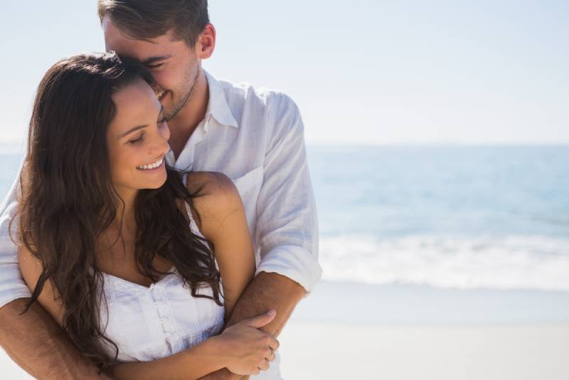 Un couple séduisant se câline sur la plage
