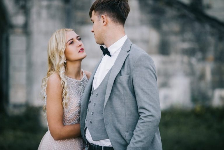 élégant jeune couple se regardant à l'extérieur