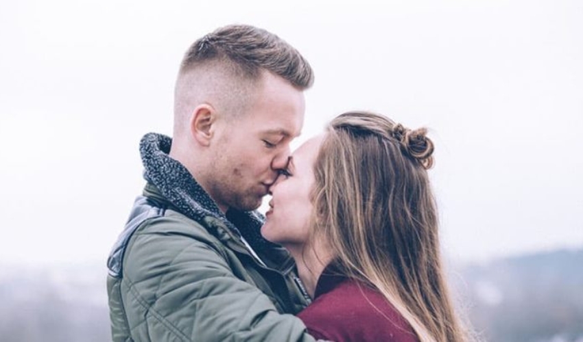 homme embrassant une fille dans le nez