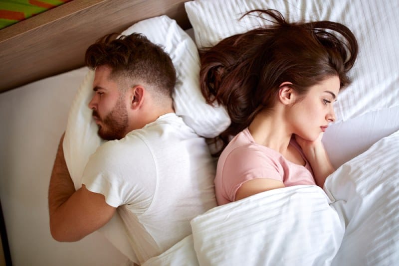 Couple ayant des problèmes relationnels au lit