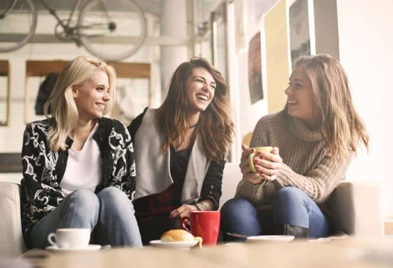 Des filles qui s'amusent à la maison, qui rient.