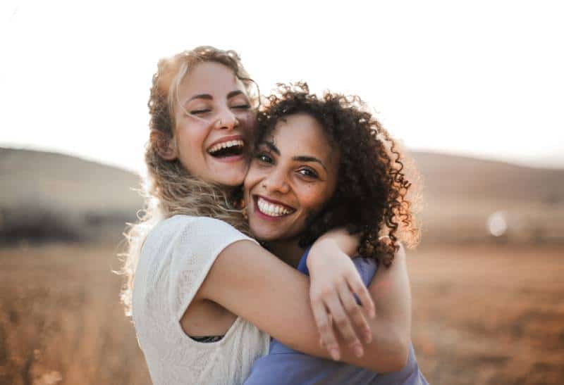 Deux amies qui s'amusent en été