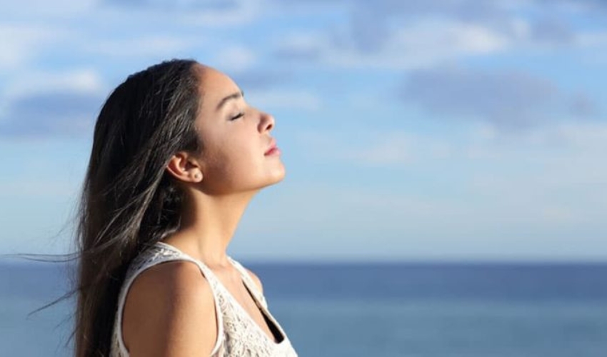 jeune femme, respirer profondement