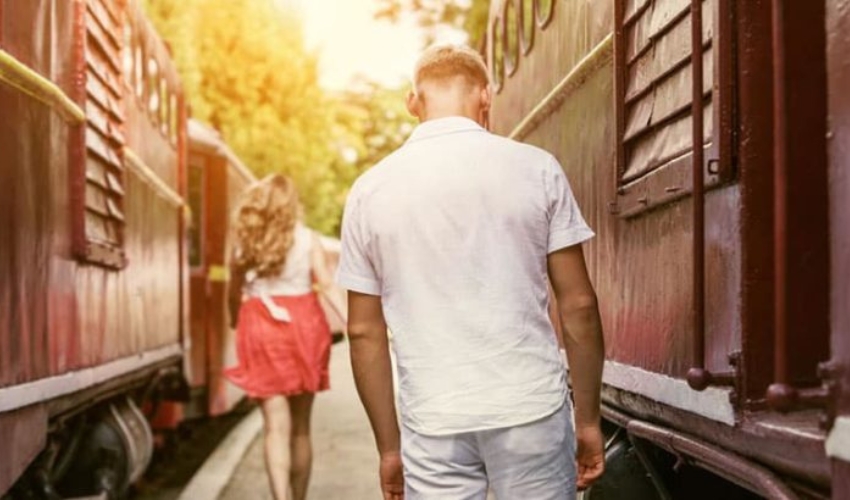 les hommes regardent tristement pendant que les femmes partent