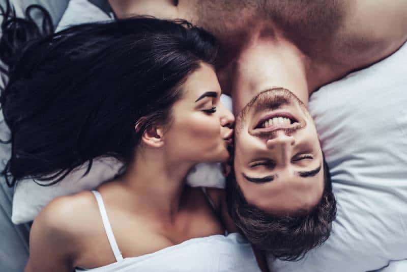 Gros plan d'un couple heureux allongé dans le même lit