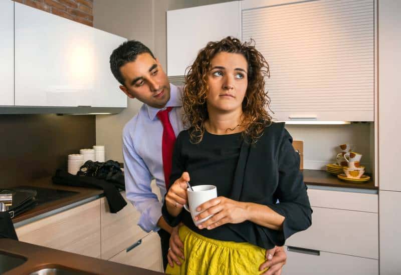 Homme regardant sa femme inquiète dans la cuisine