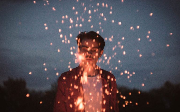 lhomme regarde les etincelles de feu