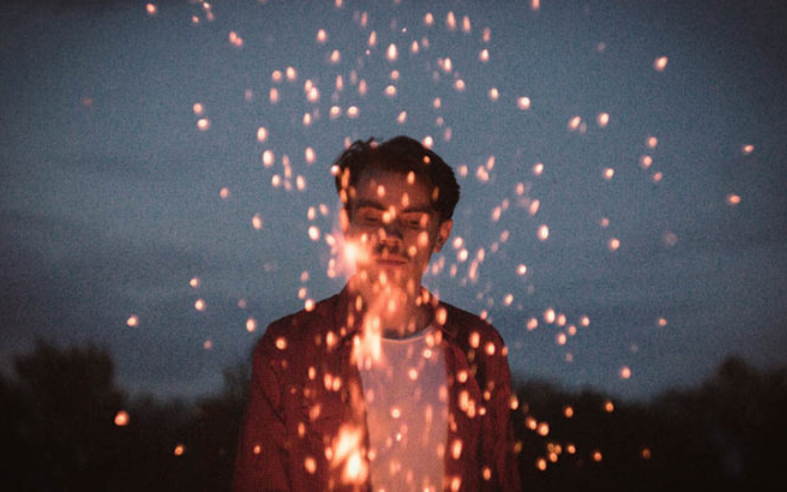 lhomme regarde les etincelles de feu