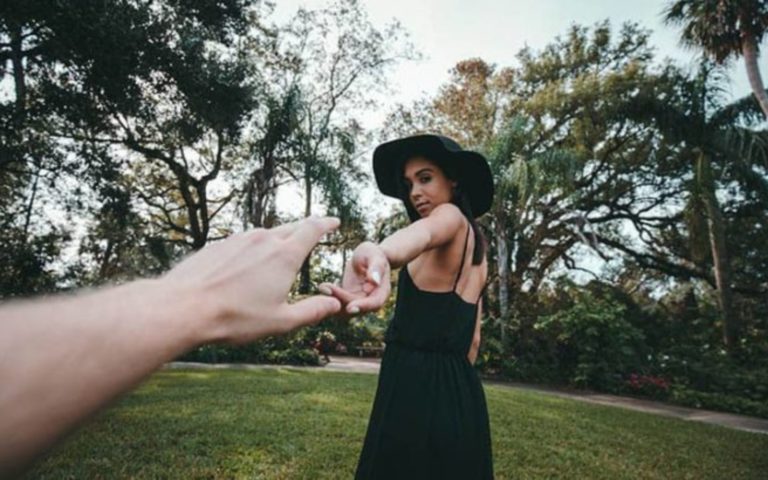 la femme tend la main a lhomme