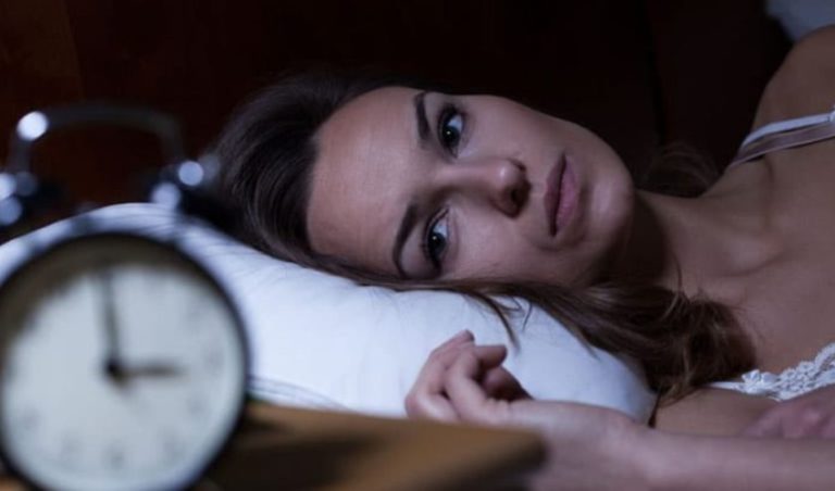 femme triste regarde horloge