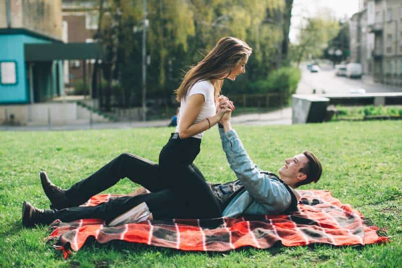Jeune couple à la mode dans la rue.