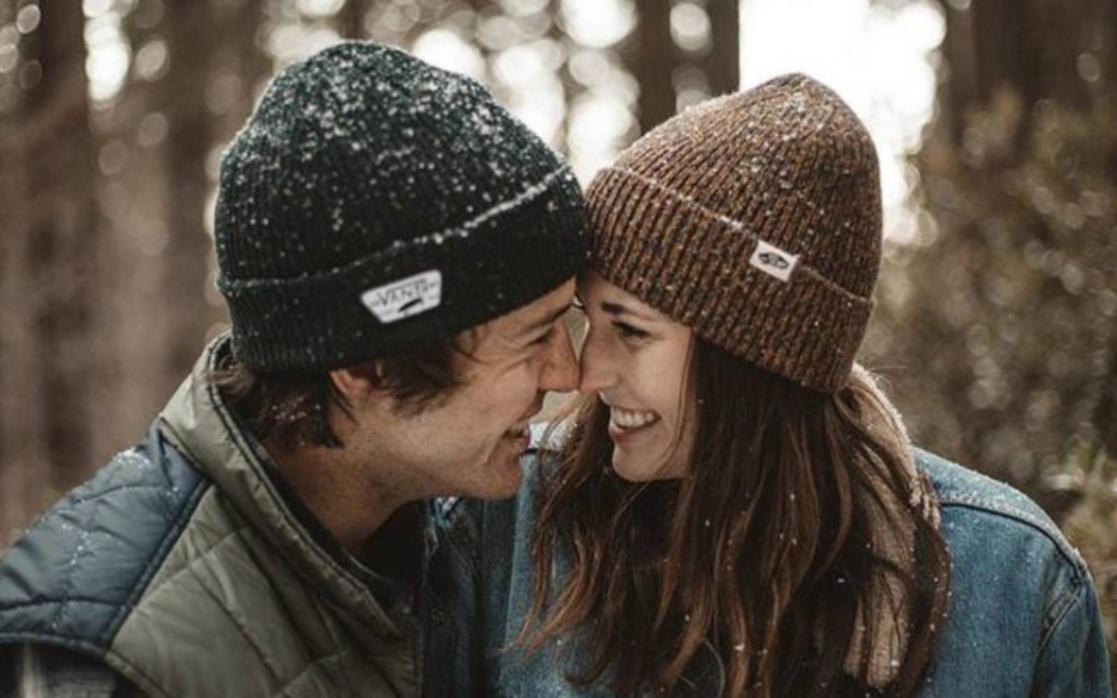 un couple amoureux dans la neige