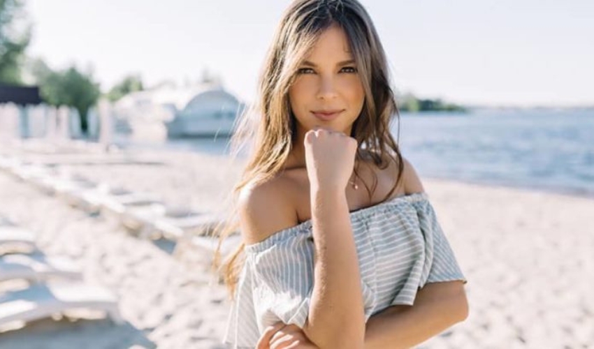 heureuse jeune femme sur la plage