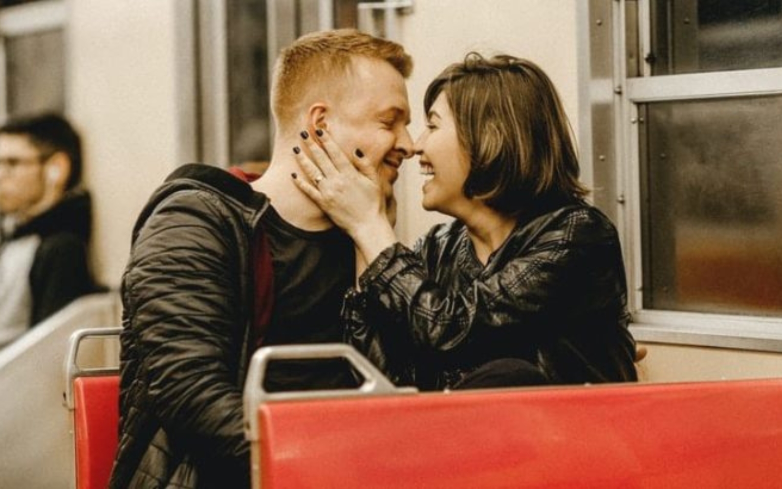 un homme et une femme sembrassent