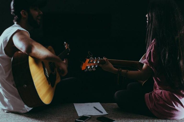 Un couple romantique joue de la guitare
