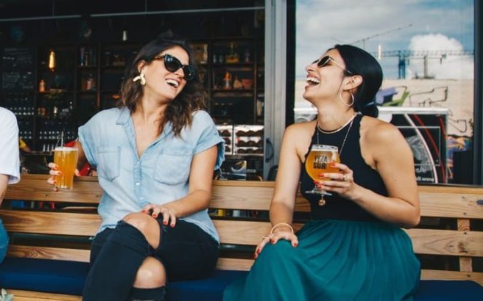 les femmes sassoient et boivent de la biere