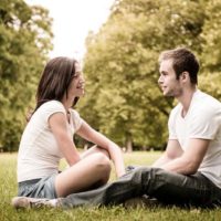 jeune couple, séance herbe, et, conversation