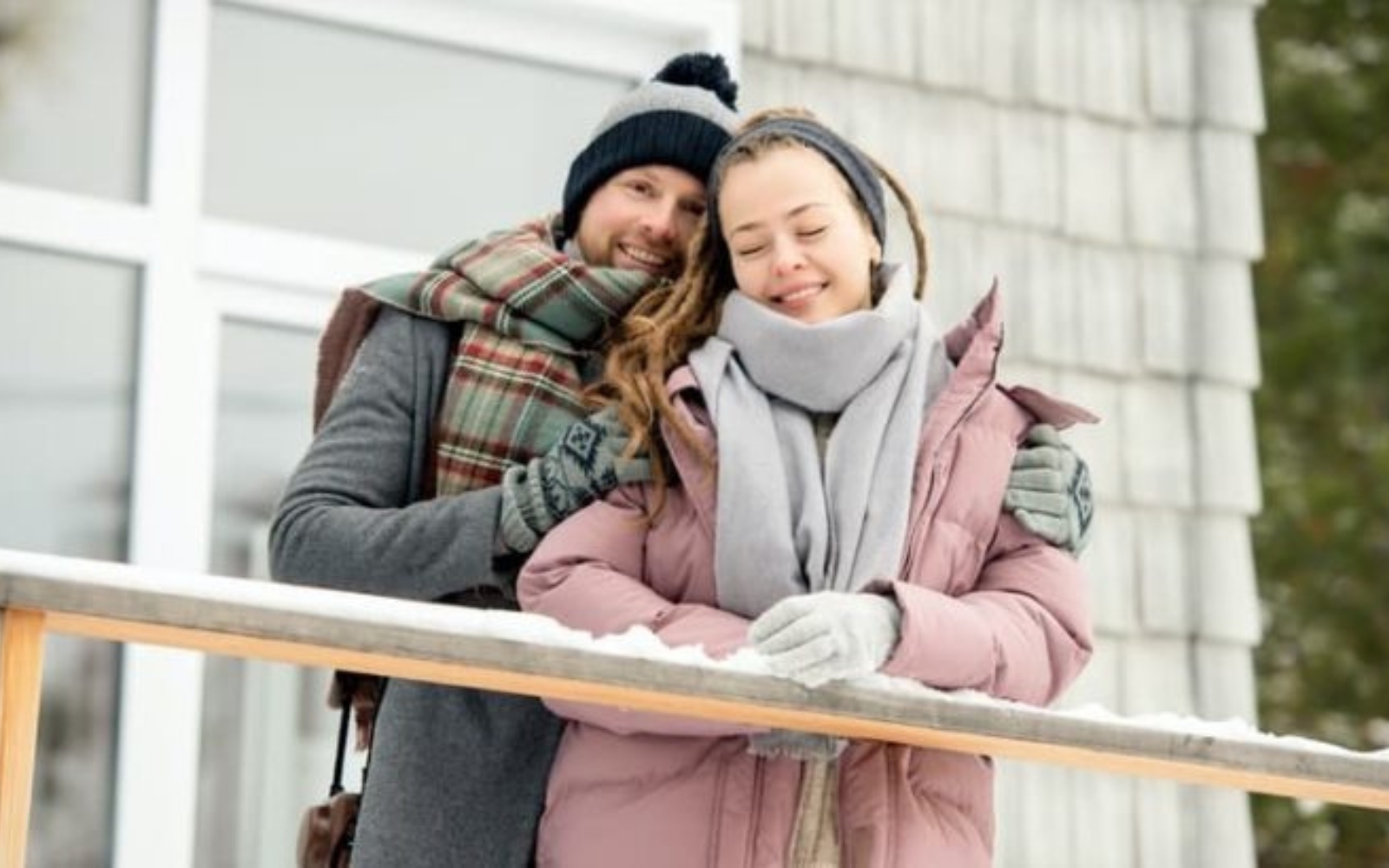 un homme et une femme sembrassent dans la neige