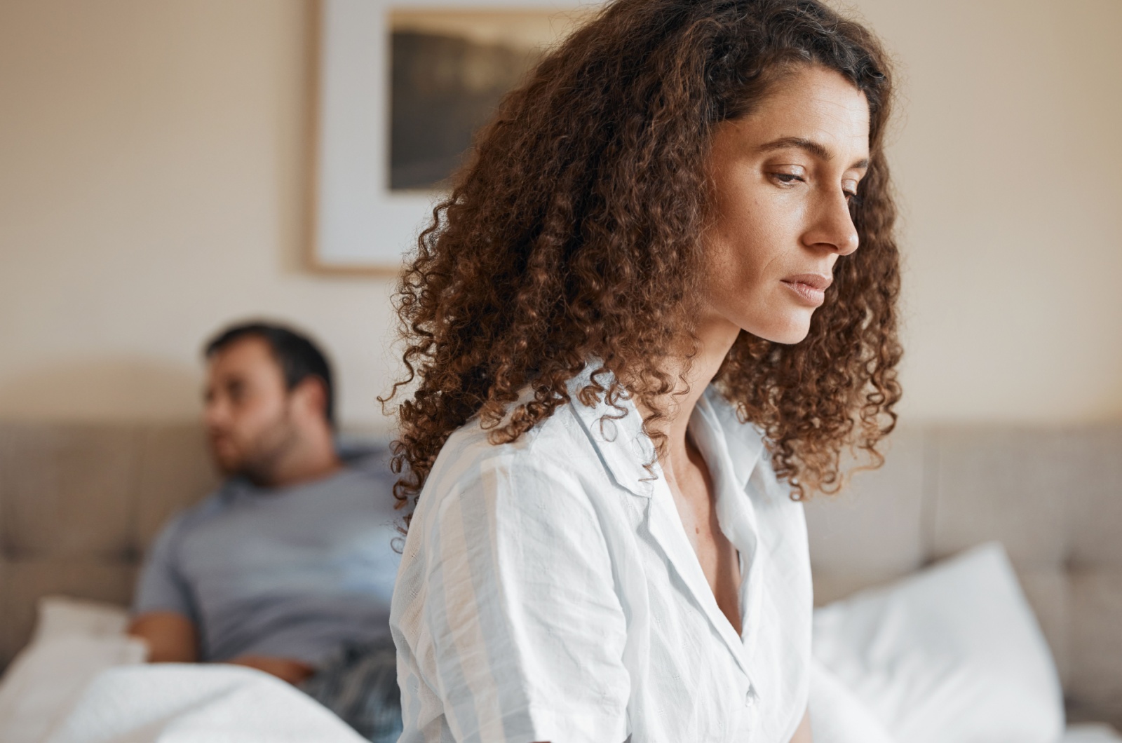 triste femme assise sur le lit