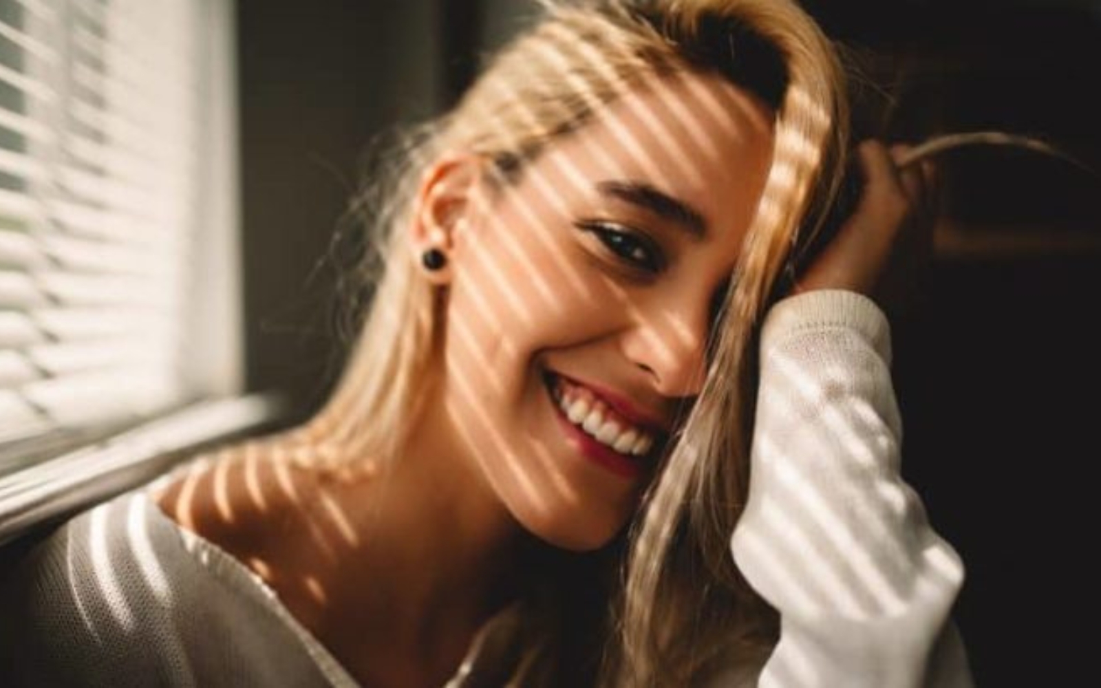 femme blonde souriante