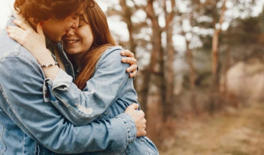 beau couple etreindre dans la nature