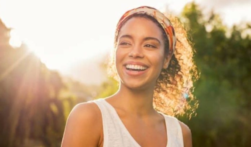 jeune fille heureuse dans la nature