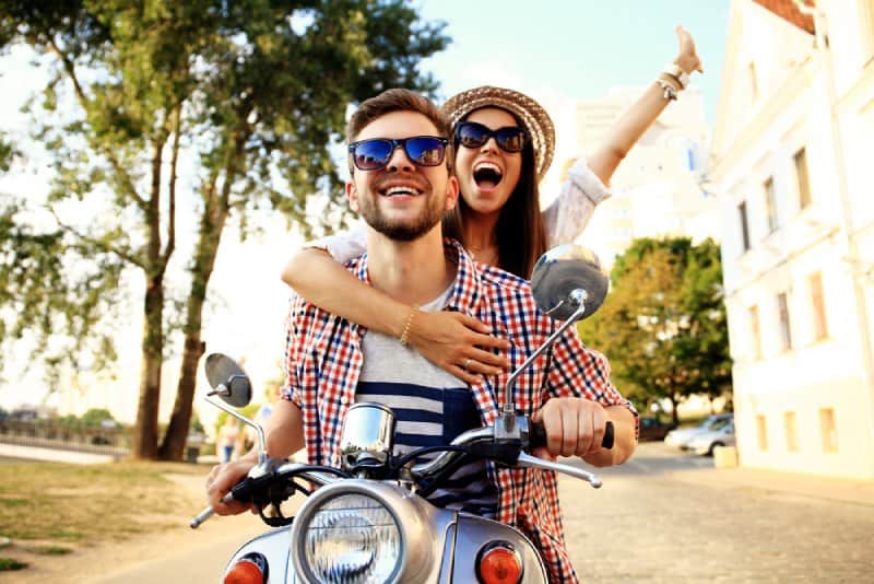 Un couple heureux à moto
