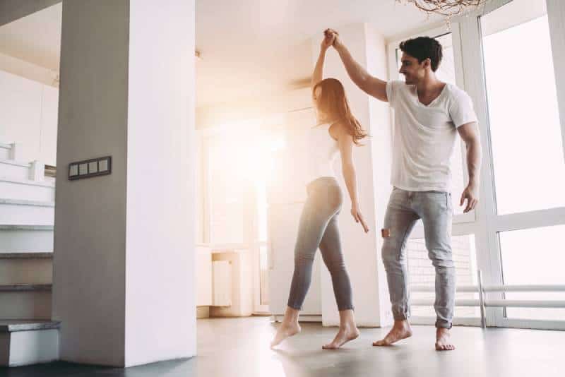 Un couple heureux qui danse à la maison
