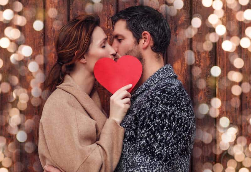 Un couple heureux s'embrassant à l'extérieur