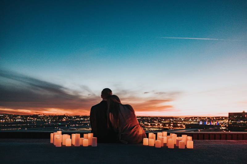 Un couple romantique observe la ville depuis un belvédère