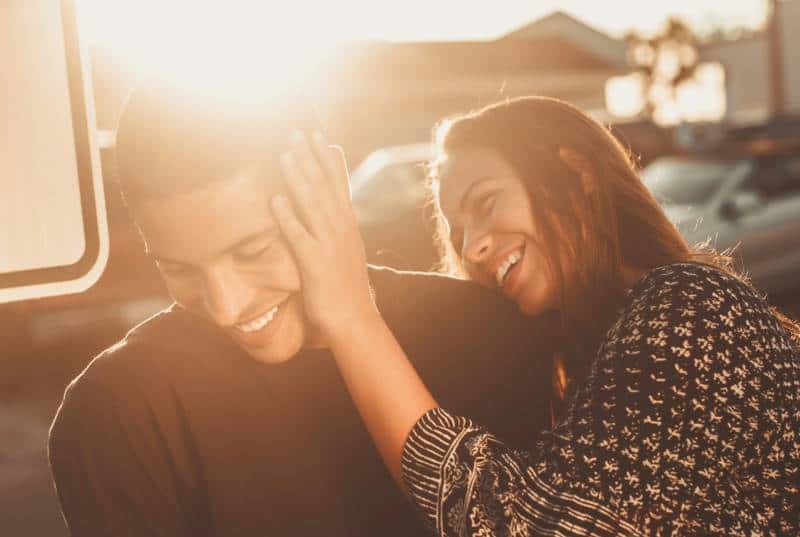 Un couple souriant à l'extérieur