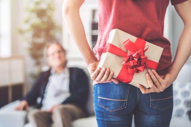 Une jeune fille offre un cadeau à son père