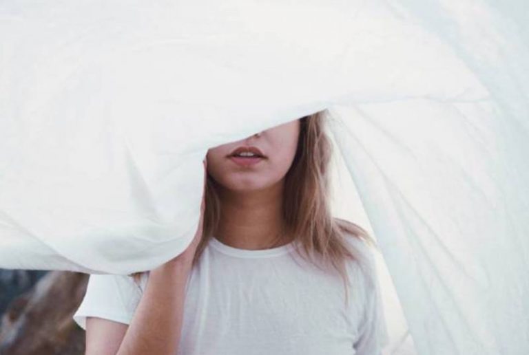 portrait d'une femme tenant une couverture
