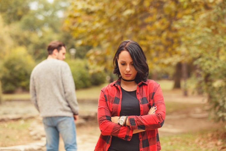 homme triste quittant sa fille